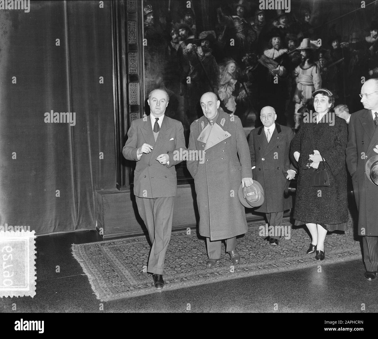 Der griechische Feldmarschall Papagos besuchte bei seinem Besuch in Amsterdam auch das Rijksmuseum. Der Feldmarschall auf Rembrandts Nachtwache, rechts seine Frau und links der amtierende Direktor des Rijksmuseums [Beschreibung nicht Spiegelbild!] Datum: 3. Februar 1954 Ort: Amsterdam, Noord-Holland Schlüsselwörter: Besuche, Militär, Museen, Offiziere, Gemälde Personenname: Papagos, Alexander Stockfoto