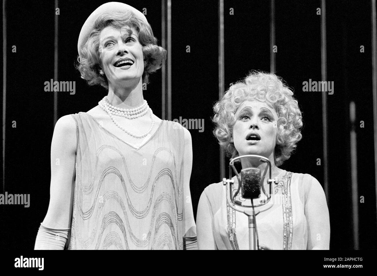 Vanessa Redgrave (Polly Peachum) und Barbara Windsor (Lucy Brown) in DER THREEPENNY OPERA von Bertold Brecht und Kurt Weill unter der Regie von Tony Richardson am Prince of Wales Theatre, London 1972 Vanessa Redgrave, Schauspielerin und politische Aktivistin, geboren 1937 in London. Redgrave und Richardson waren von 1962 bis 1967 verheiratet und hatten zwei Töchter, Natasha und Joely Richardson. Stockfoto