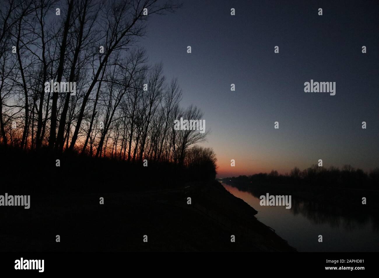 Schöner Tagesspaziergang in der Natur am Flussreflex Stockfoto