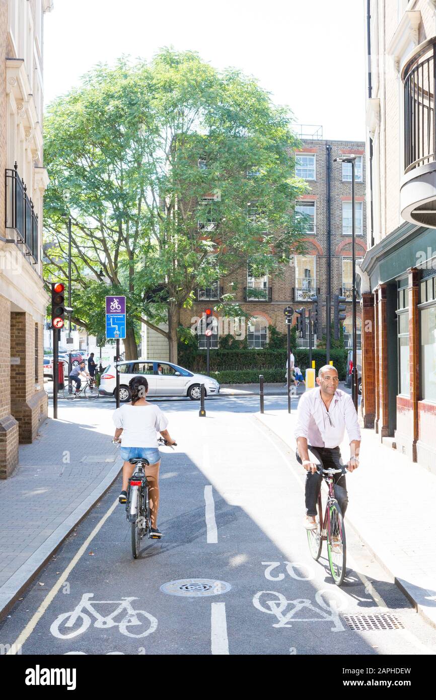 Radfahrer an einem sonnigen Tag in der Owen Street in London Stockfoto