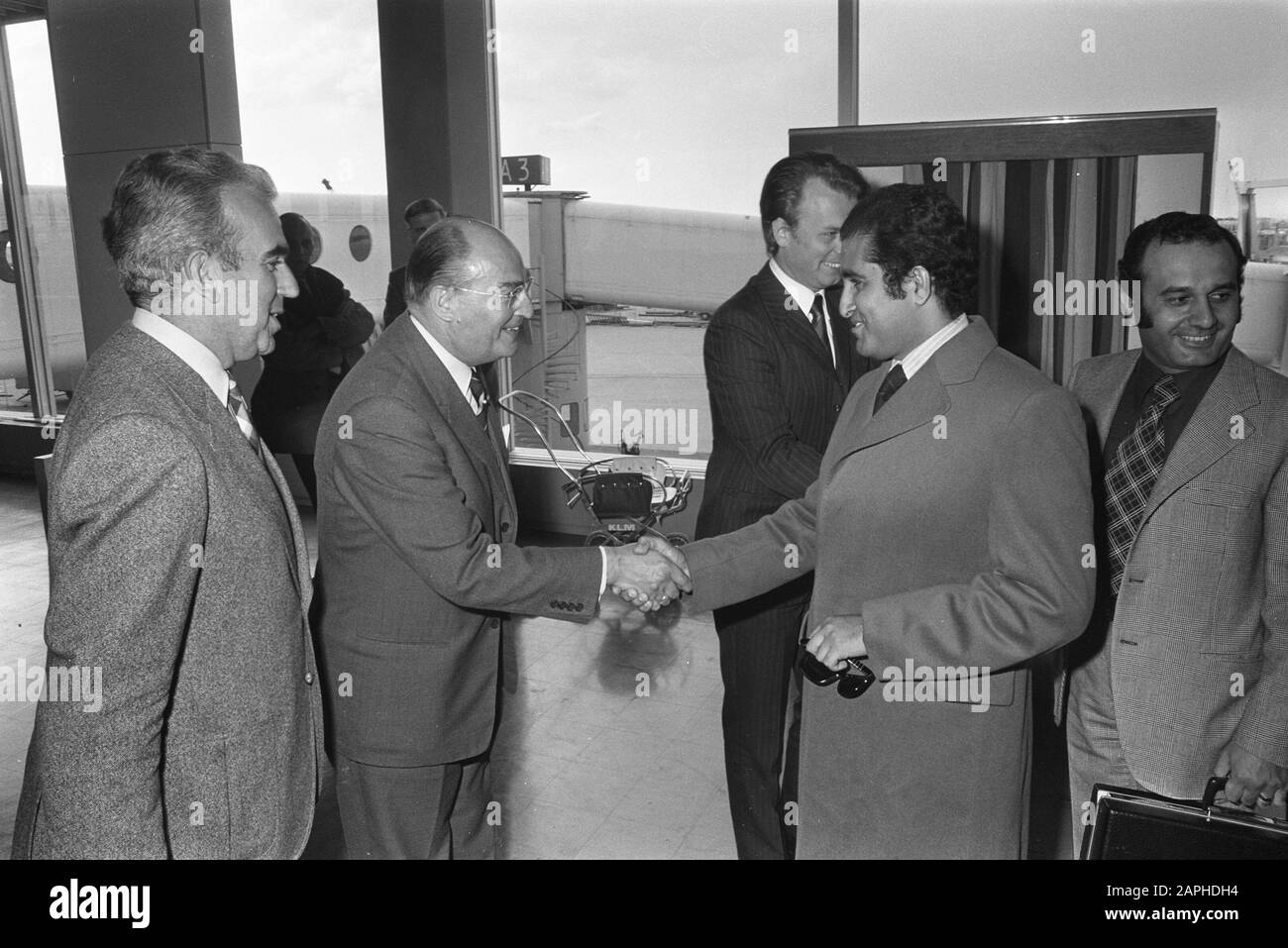 Herr B. Veraart (Mitglied des Verwaltungsrates VMF) begrüßte den in Schiphol gekommenen Kronfürsten aus dem Emirat Ras Al Khaimah, beauftragte kontinentale Öffentlichkeitsarbeit Datum: 9. April 1973 Standort: Noord-Holland, Schiphol Schlüsselwörter: KROOPRINSEN, Ankunft persönlicher Name: B. Veraart Name Der Institution: VMF Stockfoto