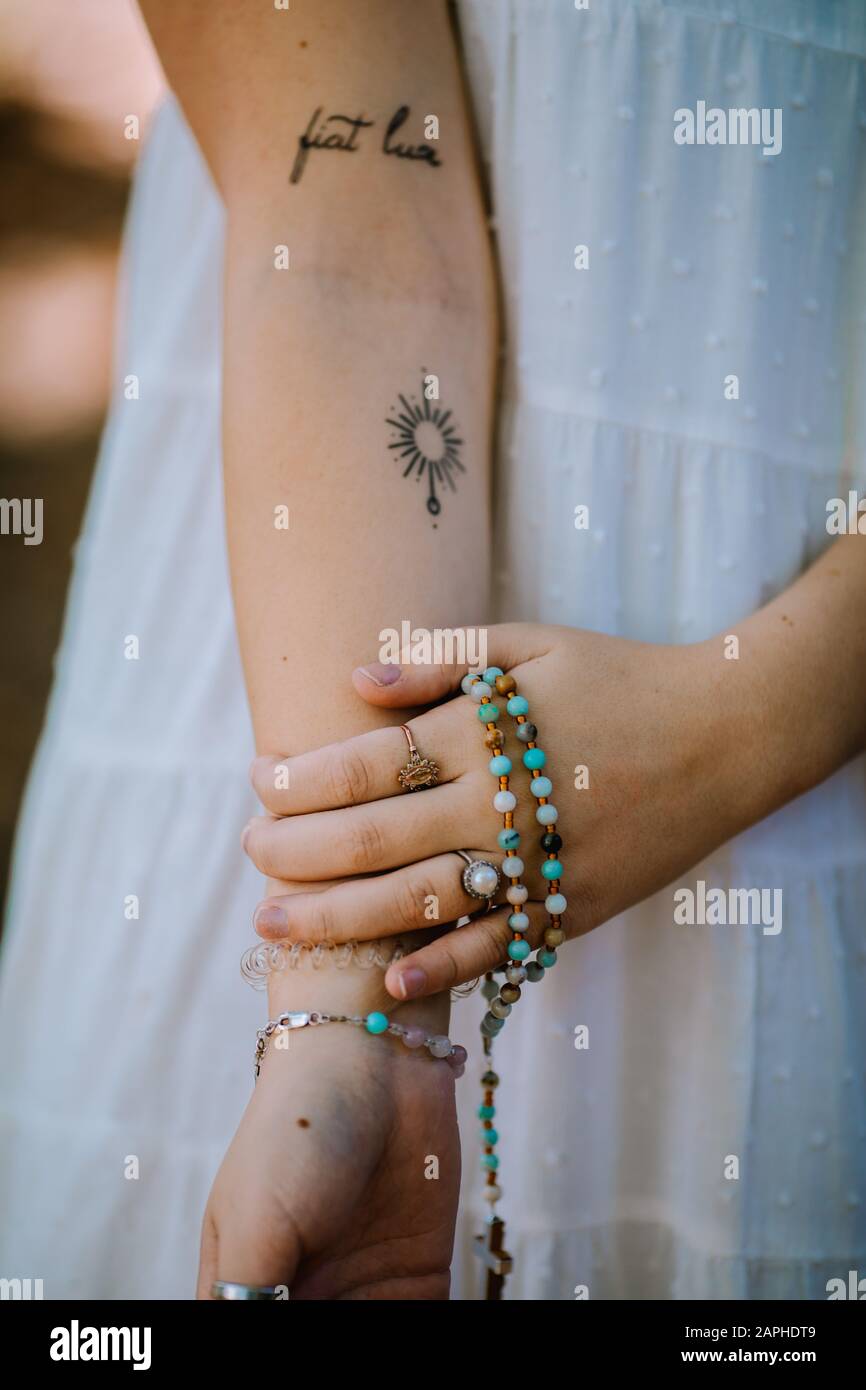 Mädchen mit katholischen Tattoos und Rosary Stockfoto