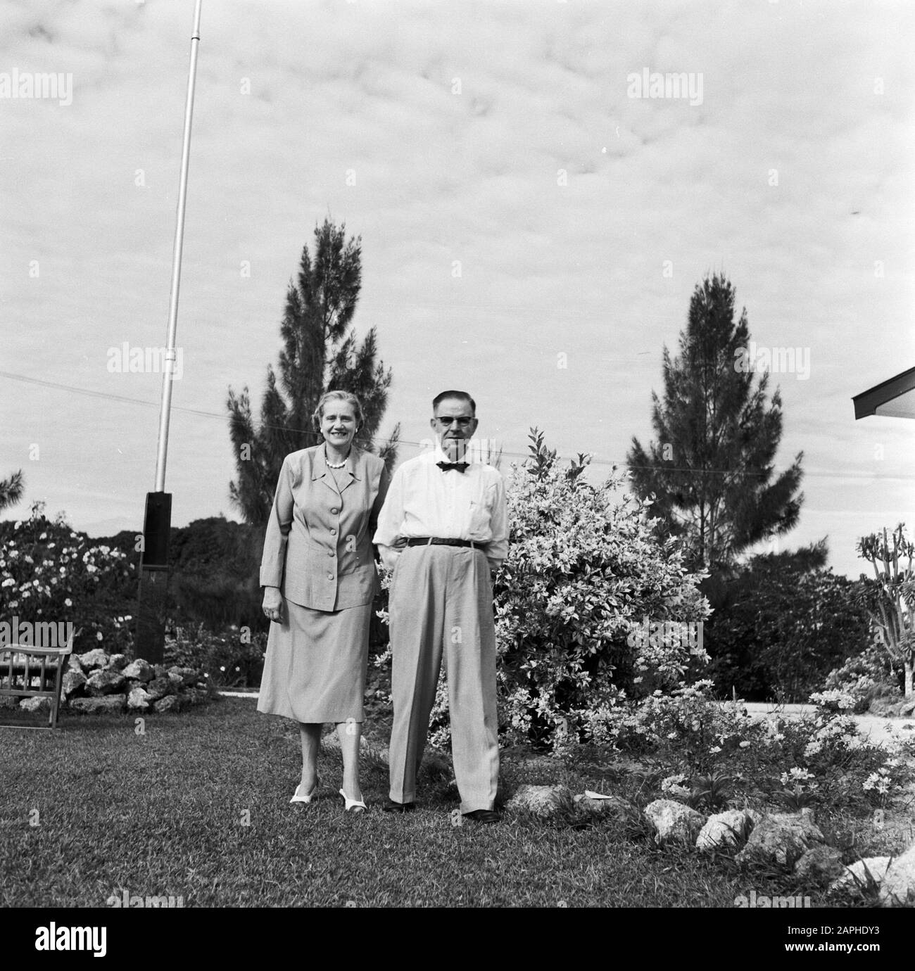 Niederländische Antillen und Suriname zum Zeitpunkt des königlichen Besuchs von Königin Juliana und Prinz Bernhard im Jahr 1955 Beschreibung: Herr und Frau De Greve in ihrem Garten in Paramaribo Datum: 1. Oktober 1955 Ort: Paramaribo, Suriname Schlüsselwörter: Gärten persönlicher Name: Greve, I.R. de, Greve, Jo de Stockfoto