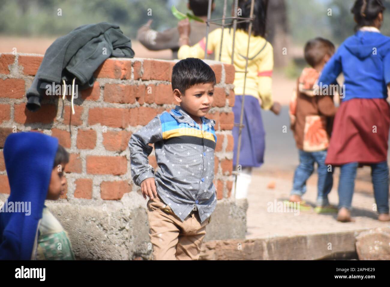 In Indien gibt es so viele Dörfer, die wir noch fast 10 Jahre alt leben, und die müssen verbessert werden. Indien ist so groß und muss sich entwickeln. Stockfoto