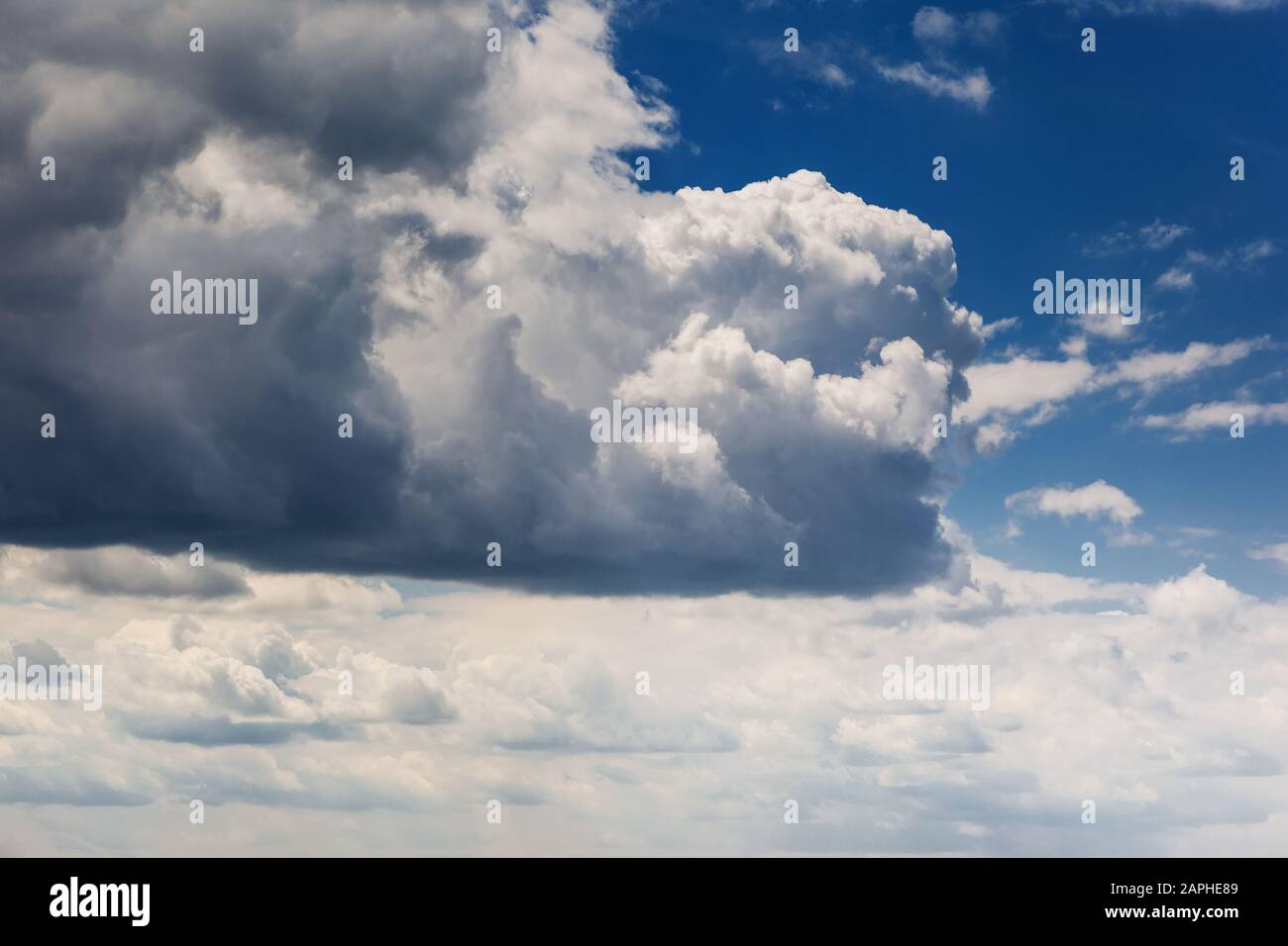 Weiße, flauschige Wolken am fantastischen blauen Himmel. Himmel vor Sturm überholen. Stockfoto