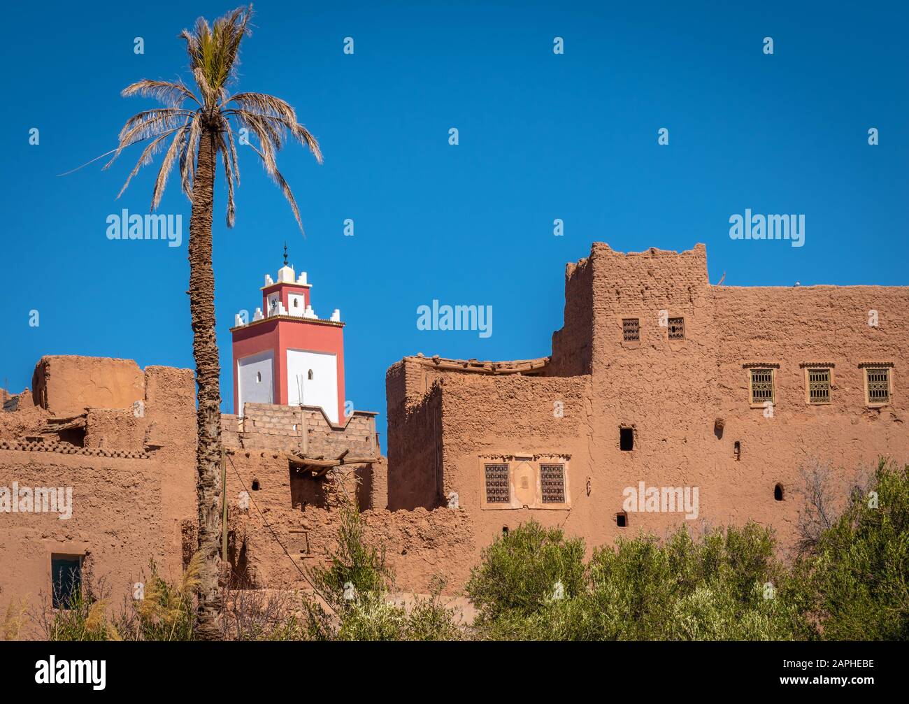 Adobe-Lehmhäuser und blauer Himmel, Tinghir, Marokko Stockfoto