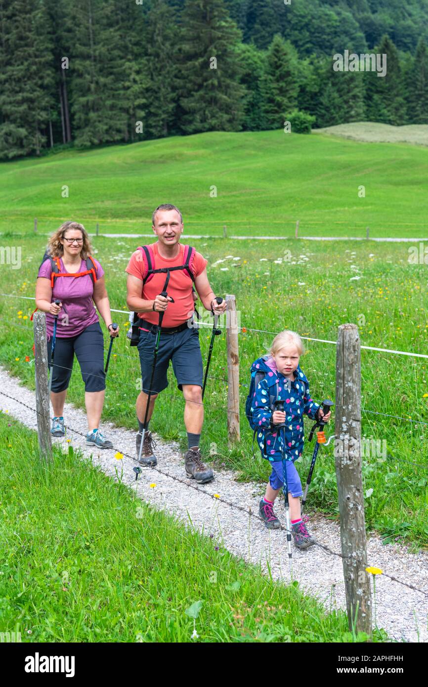 Junge Familie mit kleinen Kindern beim Wandern in den Bergen Stockfoto