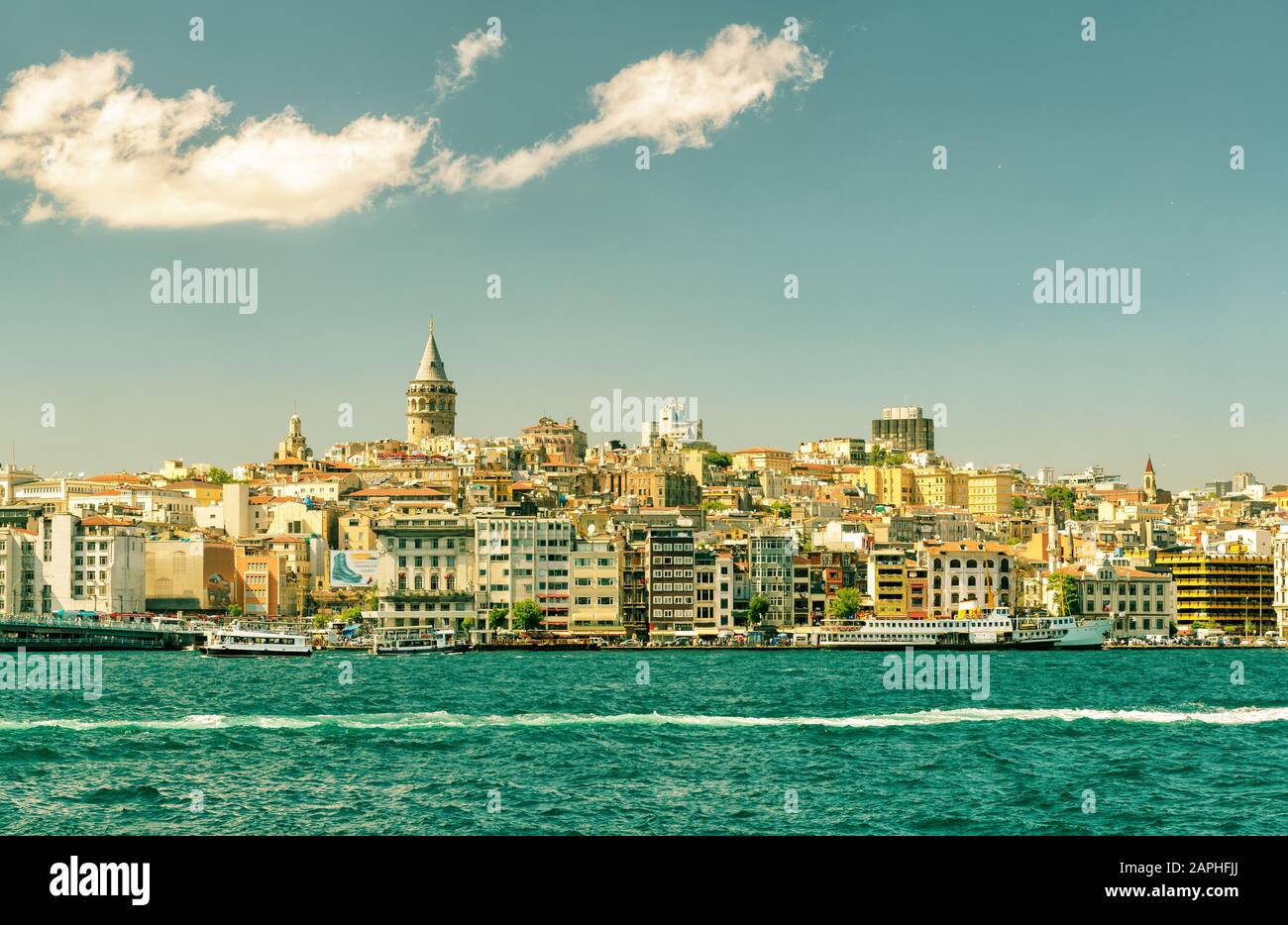 Stadtbild mit Galata-Turm in Istanbul, Türkei. Blick vom Goldenen Horn. Stockfoto