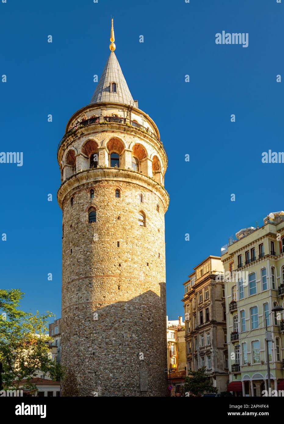 Galata-Turm im Sommer, Istanbul, Türkei. Uralter Turm im Galata-Viertel von Istanbul. Schöner Blick auf das berühmte Wahrzeichen von Istanbul. Alter Archit Stockfoto