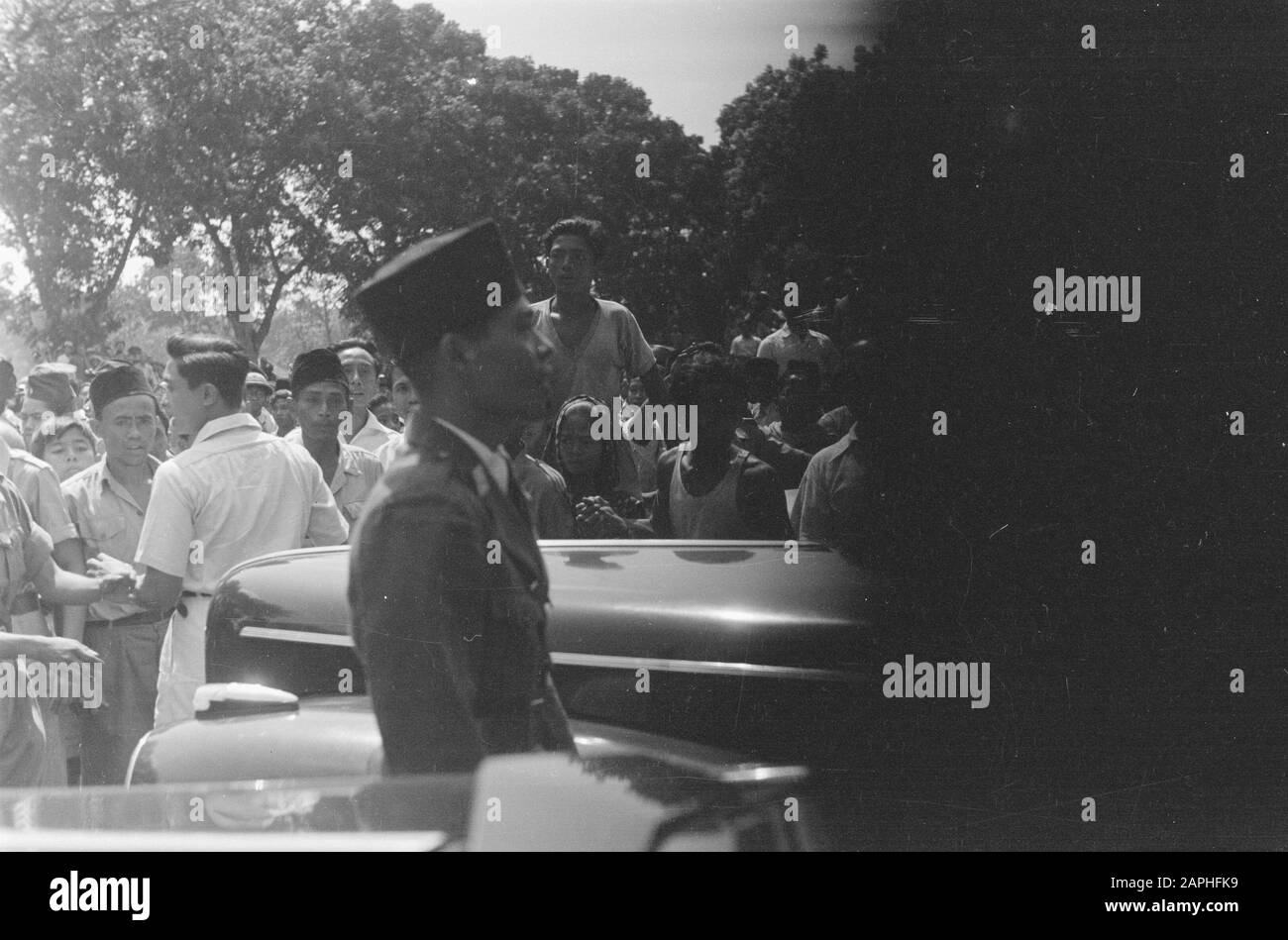 Arrival Surdiman Beschreibung: [Der indonesische General Sudirman kommt in Batavia am Gambir Bahnhof an] Anmerkung: Er kam mit Spezialzug für Verhandlungen unter der Führung von Lord Killearn Datum: 1. November 1946 Ort: Batavia, Indonesien, Jakarta, Niederländisch-Ostindien persönlicher Name: Sudirman Stockfoto