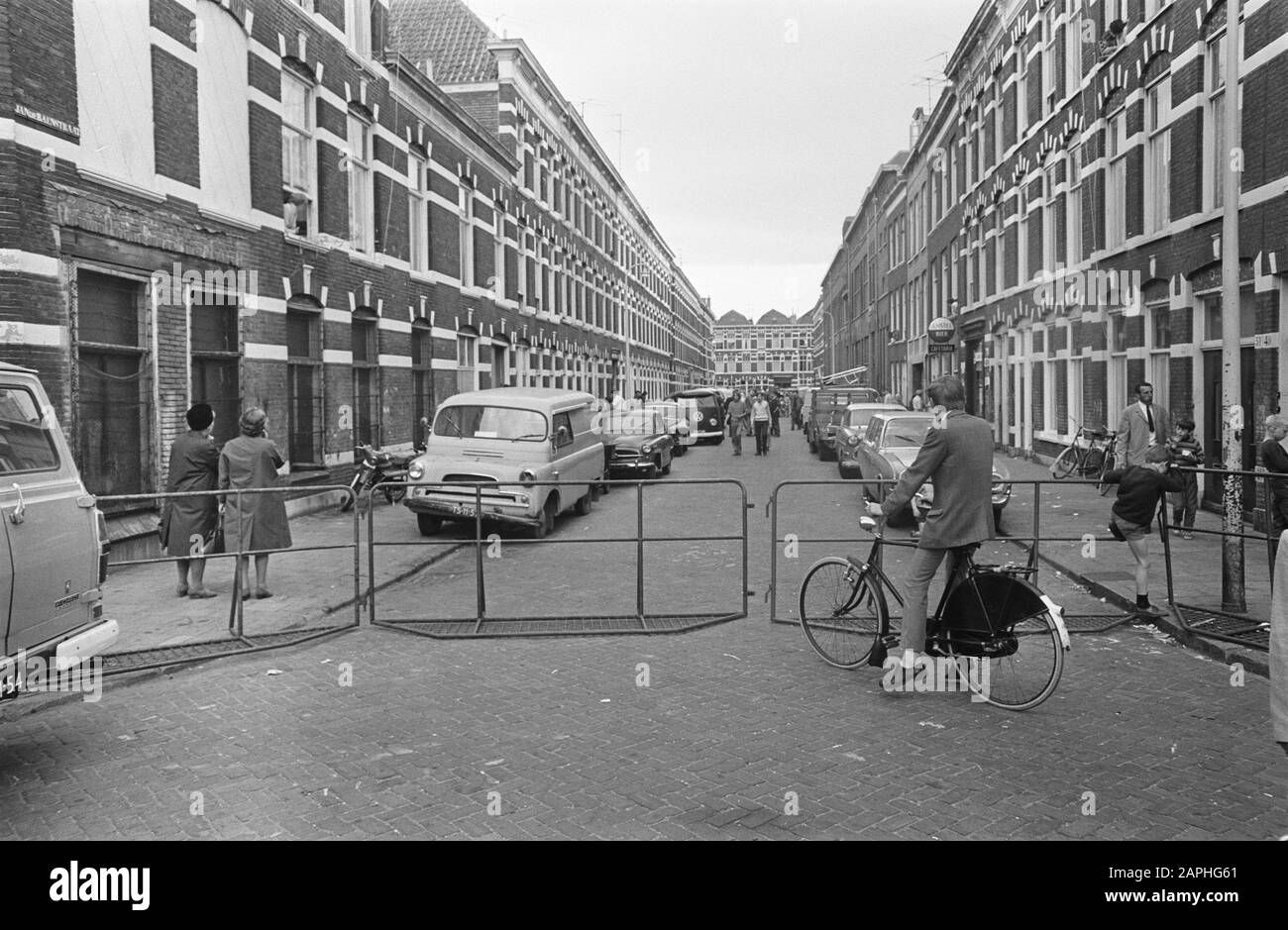 De Jan de Baenstraat in Schilderswijk, den Haag NR. 27, 28: Heim der Familie Klooster van TV Dokumentation, Außendatum: 14. Mai 1969 Ort: Den Haag, Zuid-Holland Schlüsselwörter: DOCUMENTAIRES, Außenansicht, Familien, Wohnungen Stockfoto