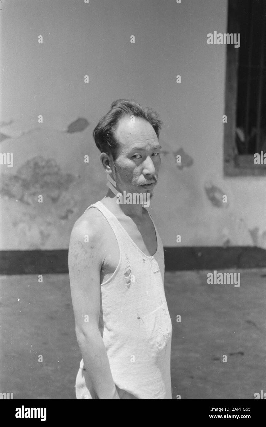 Glodok Beschreibung: Die japanische Terada Saburo, die zur Armee gehörte, die Indonesien dreieinhalb Jahre unterdrückt hat, hatte sich der T.N.I. angeschlossen In der Nähe von Probolinggo geriet er von den niederländischen Truppen in Kriegsgefangene. Auf dem Arm war Merdeka tätowiert. Datum: August 1947 Ort: Batavia, Indonesien, Jakarta, Java, Niederländisch-Ostindien Stockfoto