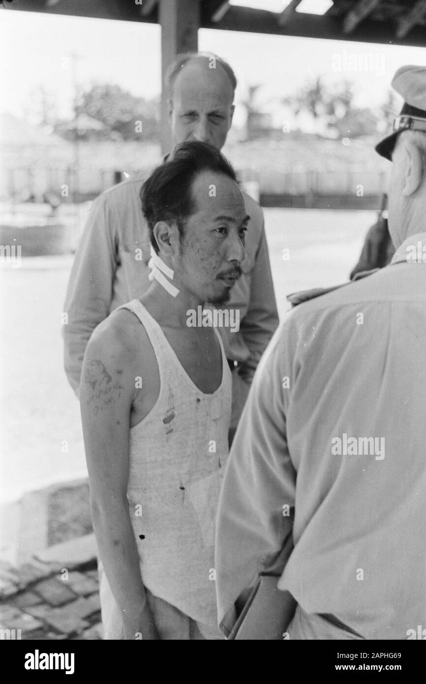 Glodok Beschreibung: Die japanische Terada Saburo, die zur Armee gehörte, die Indonesien dreieinhalb Jahre unterdrückt hat, hatte sich der T.N.I. angeschlossen In der Nähe von Probolinggo geriet er von den niederländischen Truppen in Kriegsgefangene. Am Arm wurde 'Merdeka' Datum: August 1947 Ort: Batavia, Indonesien, Jakarta, Java, Niederländisch-Ostindien Stockfoto