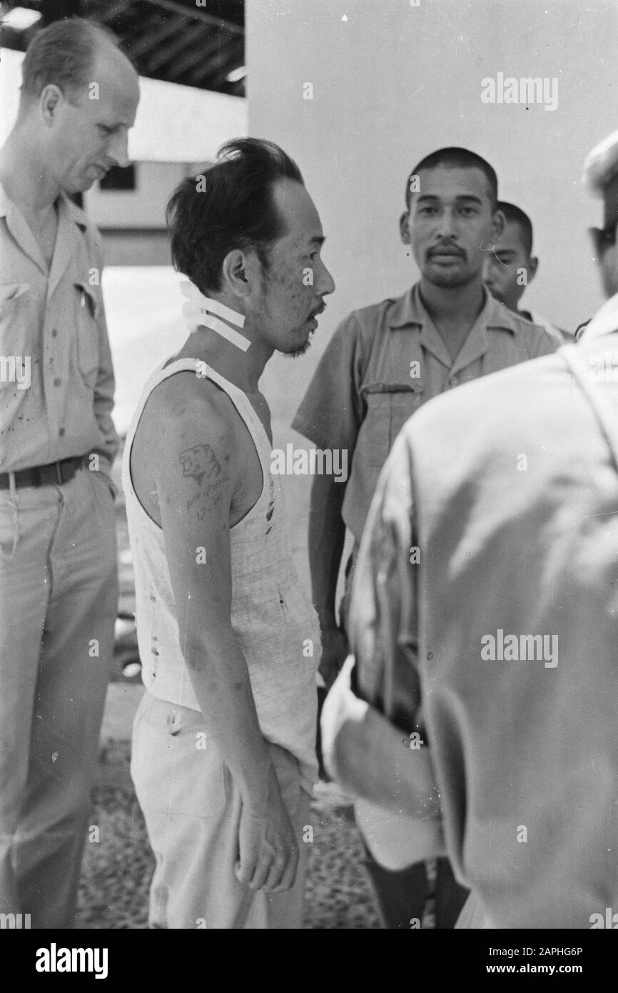 Glodok Beschreibung: Die japanische Terada Saburo, die zur Armee gehörte, die Indonesien dreieinhalb Jahre unterdrückt hat, hatte sich der T.N.I. angeschlossen In der Nähe von Probolinggo geriet er von den niederländischen Truppen in Kriegsgefangene. Am Arm wurde 'Merdeka' Datum: August 1947 Ort: Batavia, Indonesien, Jakarta, Java, Niederländisch-Ostindien Stockfoto