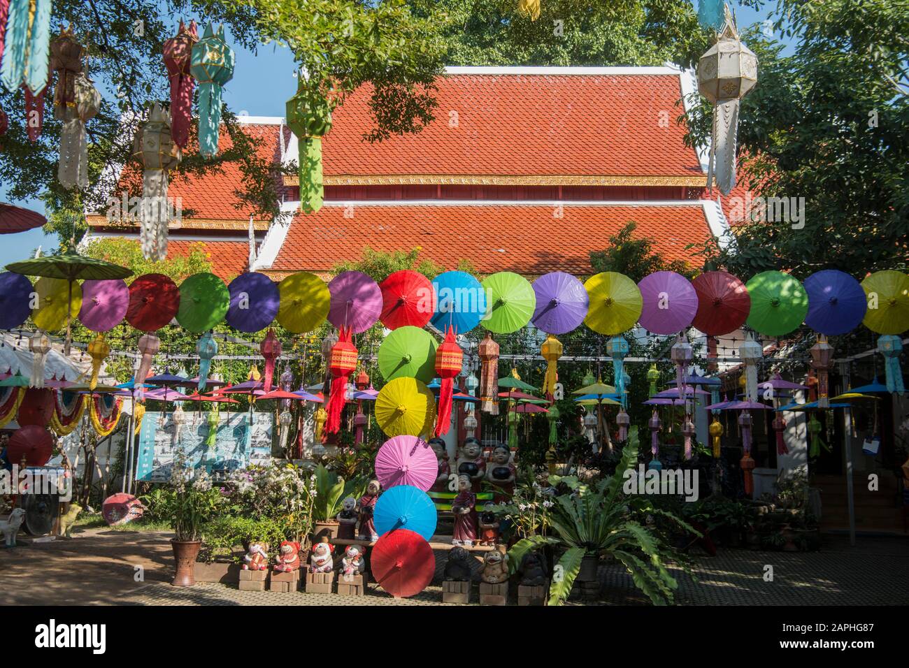 Der Wat Pha Khao mit thailändischen Regenschirmen in der Stadt Chiang Mai im Norden Thailands. Thailand, Chiang Mai, November 2019 Stockfoto