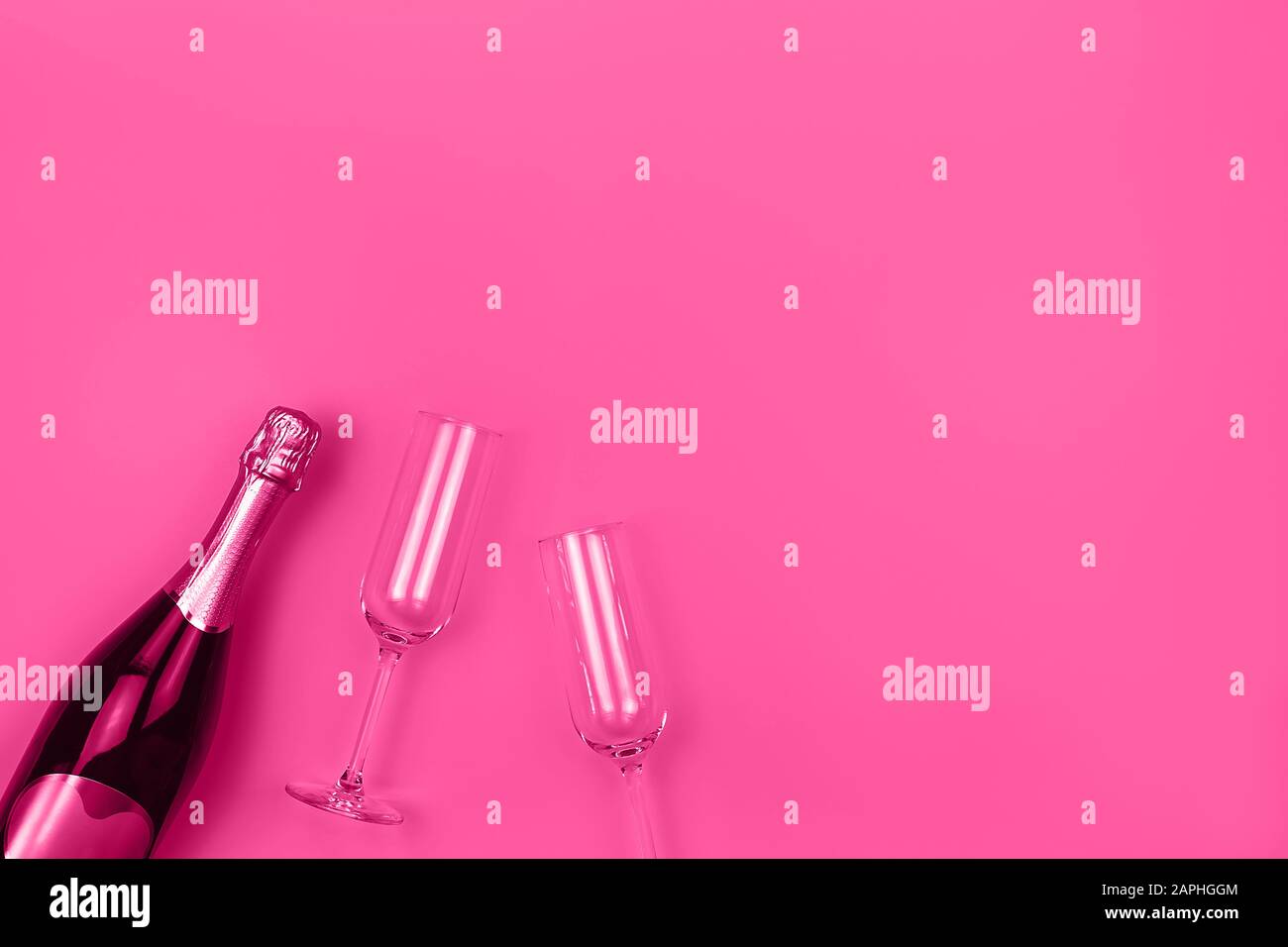 Champagnerflasche und Brille auf lebhaftem, rosafarbenem Hintergrund mit Platz für Text. Urlaubskonzept. Flacher Laienstil. Mockup für Ihr Webbanner-Design. Stockfoto