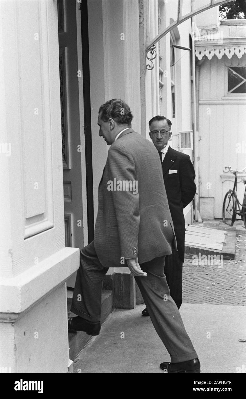 Die Kabinettsbildung. Politische Beratung durch Minister Cals Blaisse und Minister Luns. 6.7. Marijnen Datum: 9. Juli 1963 Schlüsselwörter: Kabinettsformationen persönlicher Name: CALs, Jo, Luns, J.A.M. H., Luns, Joseph, Mr. Blaisse Stockfoto