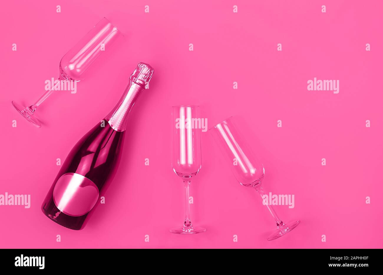Champagnerflasche und Brille auf lebhaftem, rosafarbenem Hintergrund mit Platz für Text. Urlaubskonzept. Flacher Laienstil. Mockup für Ihr Webbanner-Design. Stockfoto