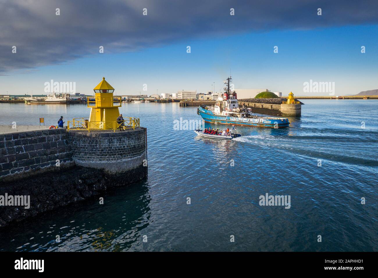 Leuchtturm, Walbeobachtung und Fischerboot, Reykjavik, Island Stockfoto