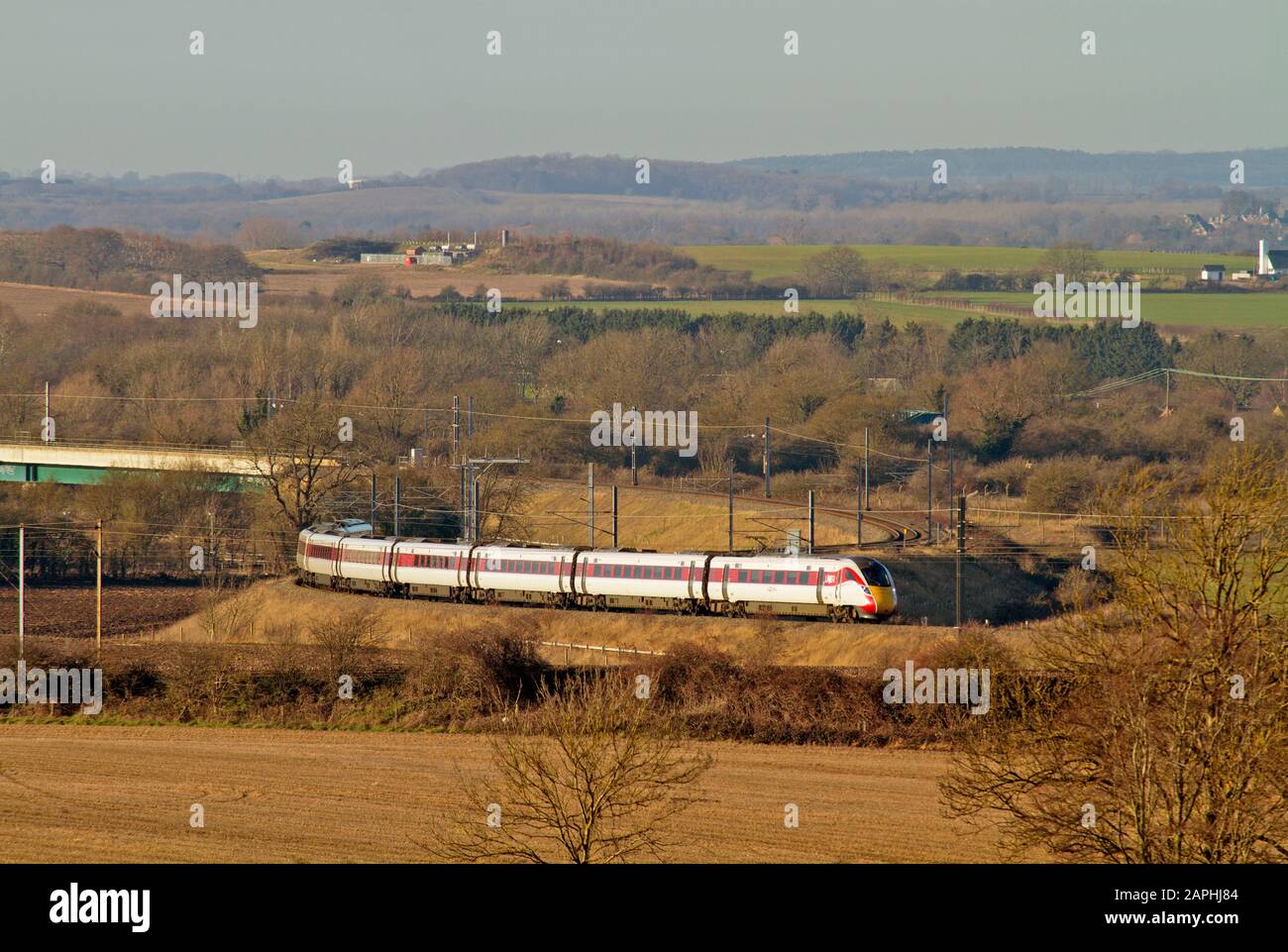 Eine zweimodale Zweitakteinheit der Klasse 800 Azuma Nummer 800103, die einen umgeleiteten LNER-Dienst arbeitet, nähert sich nach der Überquerung des Hitchin Flyover der Firma Letchworth. Stockfoto