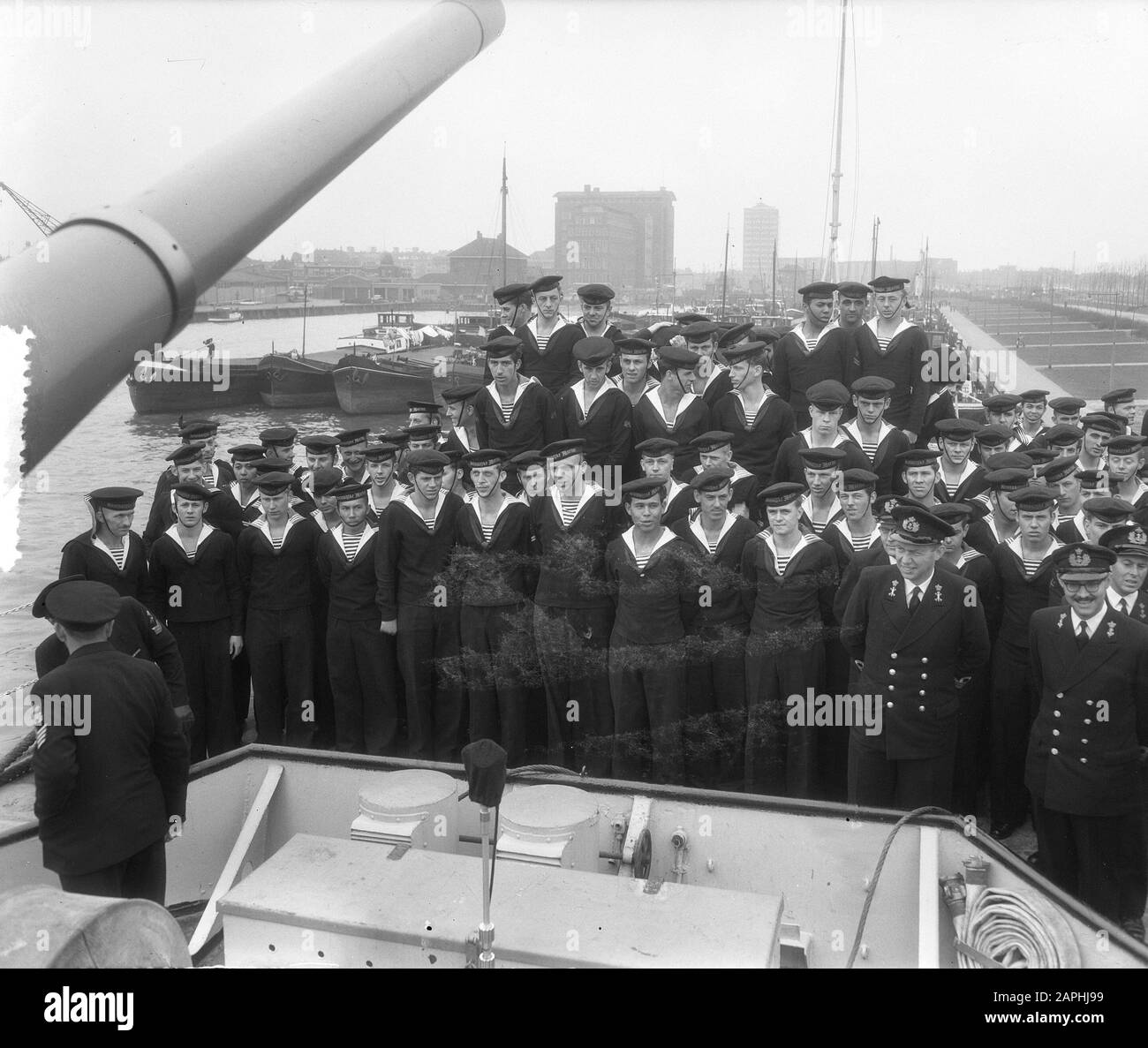 Ehren-Pokal an den Kommandeur von H.M. Evertsen durch den dänischen Gesandten in Rotterdam Beschreibung: Crew versammelt auf dem Vorschiff Anmerkung: Der Pokal wurde vom dänischen Gesandten J.W.H. überreicht Eickhof als Dank für die Hilfe, die die Evertsen dem dänischen Motorradschoner Svaerdfisken angeboten hatten Datum: 4. april 1955 Ort: Rotterdam, Zuid-Holland Schlagwörter: Cup Auszeichnungen, Kommandeure, Marine Stockfoto