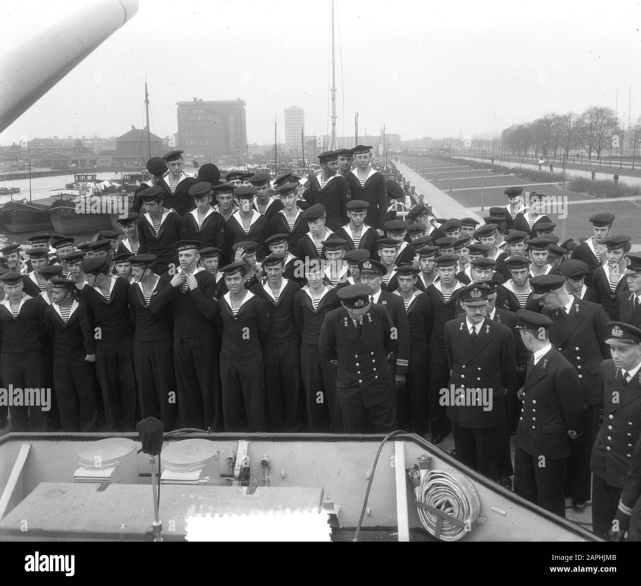Ehren-Pokal an den Kommandeur von H.M. Evertsen durch den dänischen Gesandten in Rotterdam Beschreibung: Crew versammelt auf dem Vorschiff Anmerkung: Der Pokal wurde vom dänischen Gesandten J.W.H. überreicht Eickhof als Dank für die Unterstützung des dänischen Motorradschoner Svaerdfisken durch die Evertsen Datum: 4. april 1955 Ort: Rotterdam, Zuid-Holland Schlagwörter: Cup Auszeichnungen, Kommandeure, Marineleiter: EVERTSEN HR. MS. Stockfoto