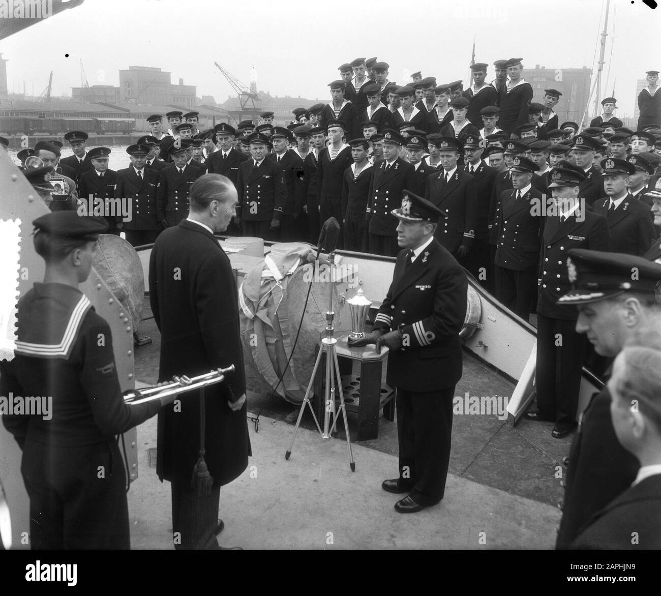 Geschenkbecher an den Kommandanten von H.M. Evertsen durch den dänischen Gesandten in Rotterdam Beschreibung: Vielen Dank vom Kommandanten Annotation: Der Pokal wurde vom dänischen Gesandten J.W.H. überreicht Eickhof als Dankeschön für die Unterstützung, die die Evertsen dem dänischen Motorradschoner Svaerdfisken angeboten hatten Datum: 4. april 1955 Ort: Rotterdam, Zuid-Holland Schlagwörter: Cup Auszeichnungen, Kommandeure persönlicher Name: EVERTSEN HR. MS. Stockfoto