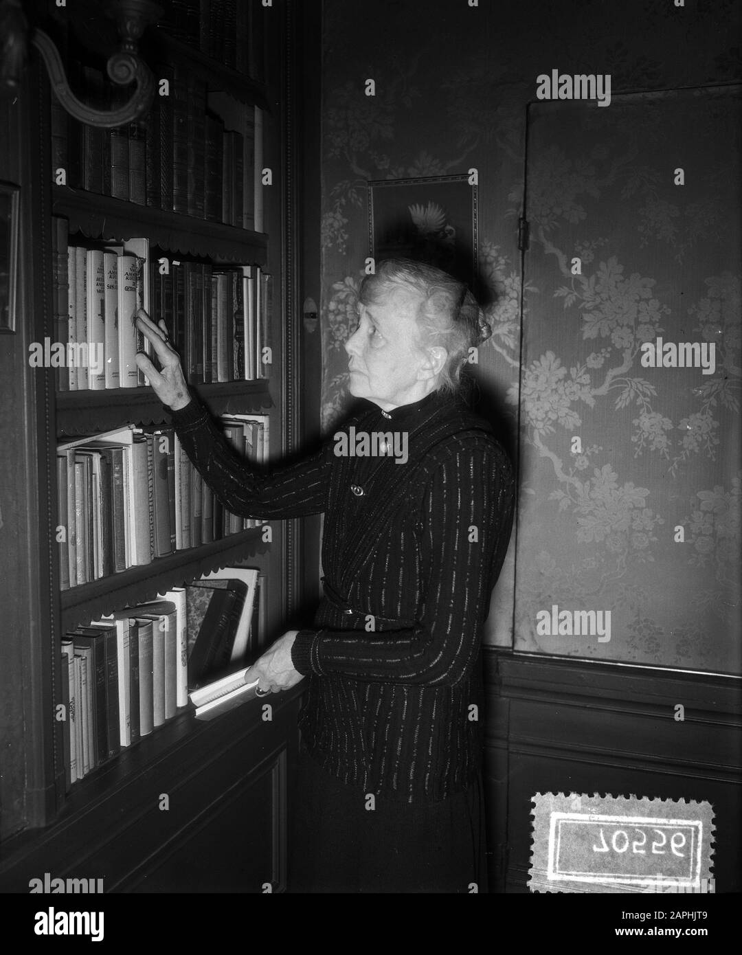 INA Boudier-Bakker Utrechter 80 Jahre Beschreibung: Der Autor am Bücherregal Datum: 5. april 1955 Ort: Utrechter (Stadt) Schlüsselwörter: Literatur, Schriftsteller persönlicher Name: Boudierer-Bakker, Ina Stockfoto