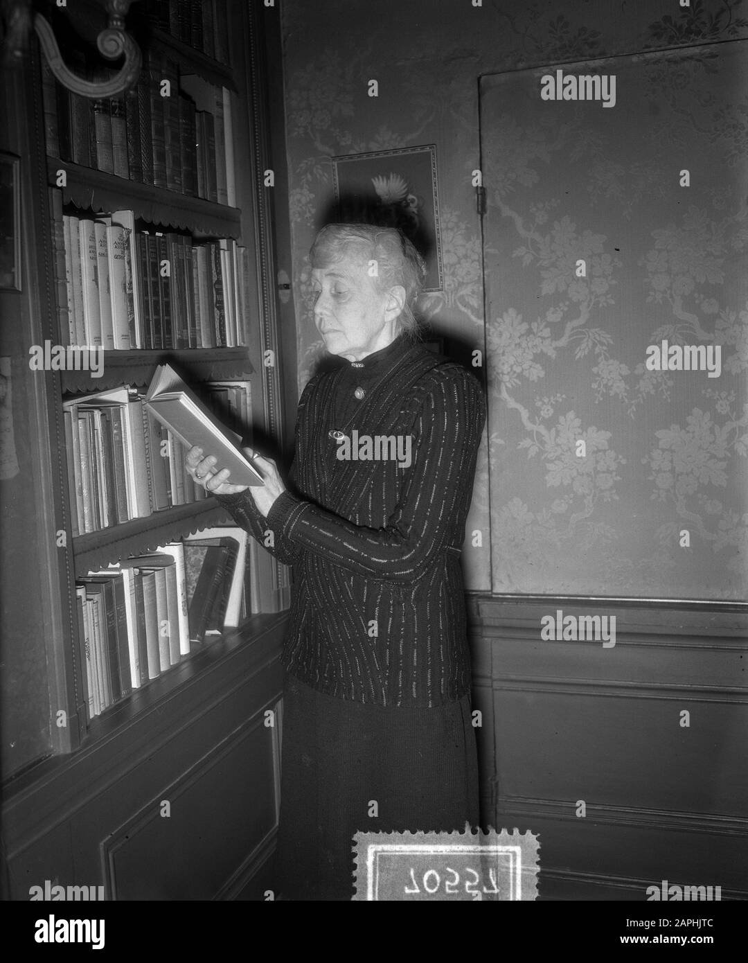 INA Boudier-Bakker Utrechter 80 Jahre Beschreibung: Der Schriftsteller am Bücherregal Datum: 5. april 1955 Ort: Utrechter (Stadt) Schlüsselwörter: Literatur, Schriftsteller Stockfoto