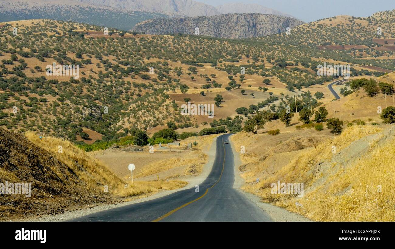 Straße im iranischen Kurdistan, Straße zur Stadt Palangan (Iran) Stockfoto