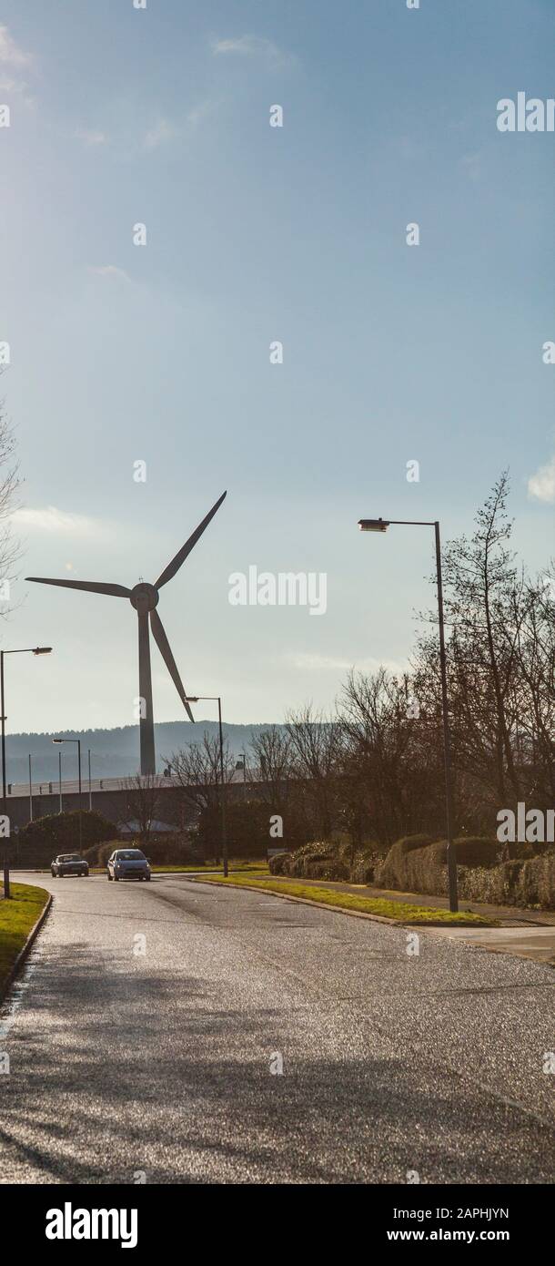 Die riesige Windturbine dominiert die Skyline im Kirkleatham Business Park, Redcar, England, Großbritannien Stockfoto
