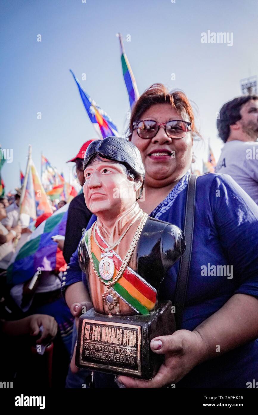 22. Januar 2020, Argentinien, Buenos Aires: Eine Frau hält eine kleine Statue des ehemaligen präsidenten Boliviens Evo Morales bei einer politischen Veranstaltung im Stadion Deportivo Español. Der ehemalige Staatschef lobte die Industrialisierung seines Landes und die Verstaatlichung der während seiner Regierung durchdrängten Bodenschätze und versicherte, dass seine Partei bei den kommenden Wahlen wieder an die Macht kommen werde. Morales war im November 2019 im vergangenen Jahr auf militärischen Druck zurückgetreten. Er ging zunächst ins Exil nach Mexiko und ließ sich schließlich in Argentinien nieder. Foto: Florencia Martin / dpa Stockfoto