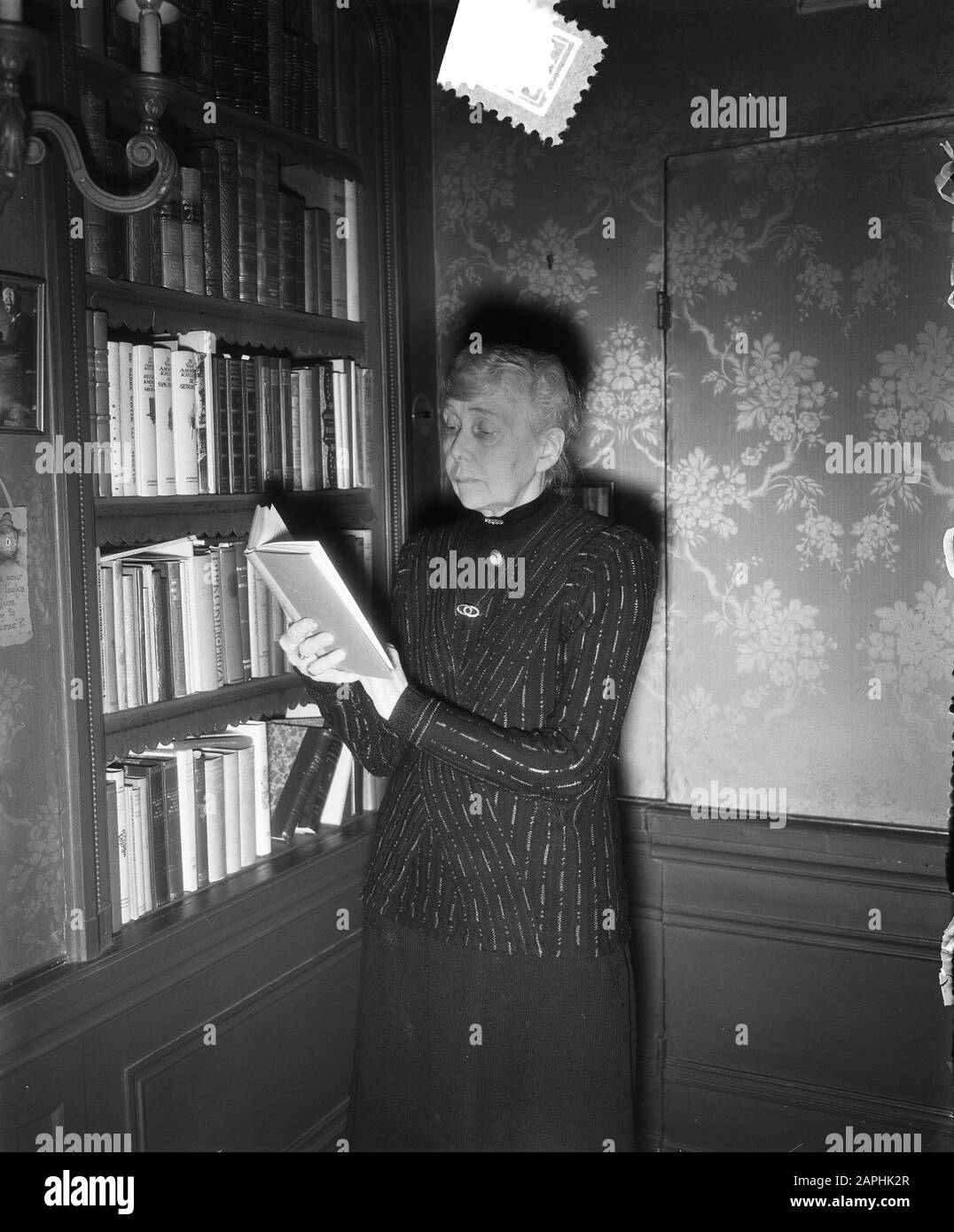 INA Boudier-Bakker Utrechter 80 Jahre Beschreibung: Der Autor am Bücherregal Datum: 5. april 1955 Ort: Utrechter (Stadt) Schlüsselwörter: Literatur, Schriftsteller persönlicher Name: Boudierer-Bakker, Ina Stockfoto