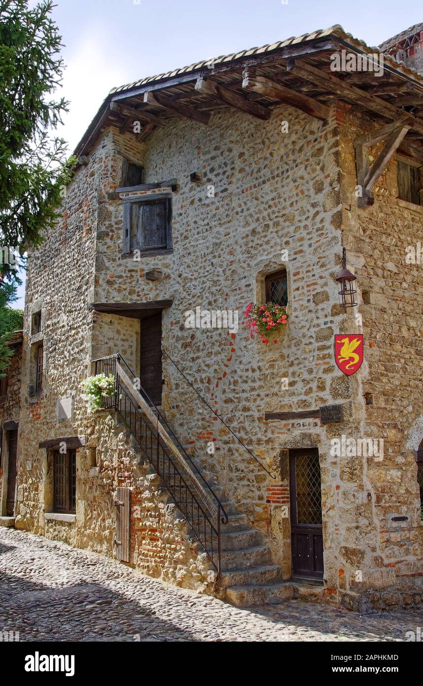 Steinmauern haus -Fotos und -Bildmaterial in hoher Auflösung – Alamy