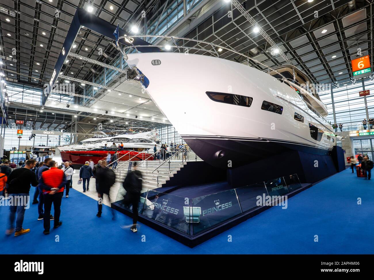 Düsseldorf, Nordrhein-Westfalen, Deutschland - Messeboot Düsseldorf, Luxusyachten, hier kostet die englische Princess Yacht Rose Y85 5 Millionen Euro. D Stockfoto