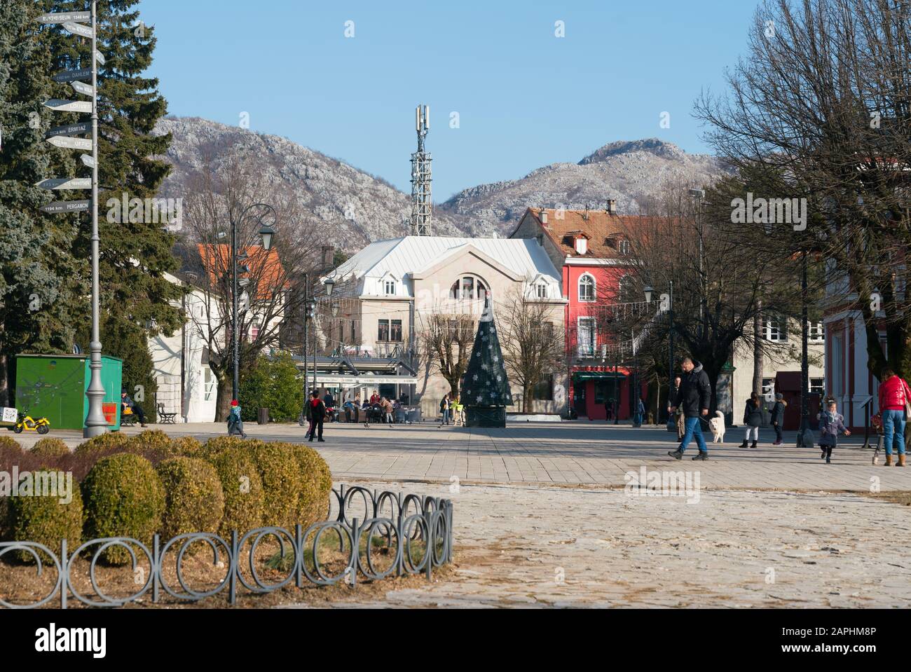 Cetinje, Montenegro - 13. Januar 2020: Alte Fußgängerzone in der Stadt Stockfoto