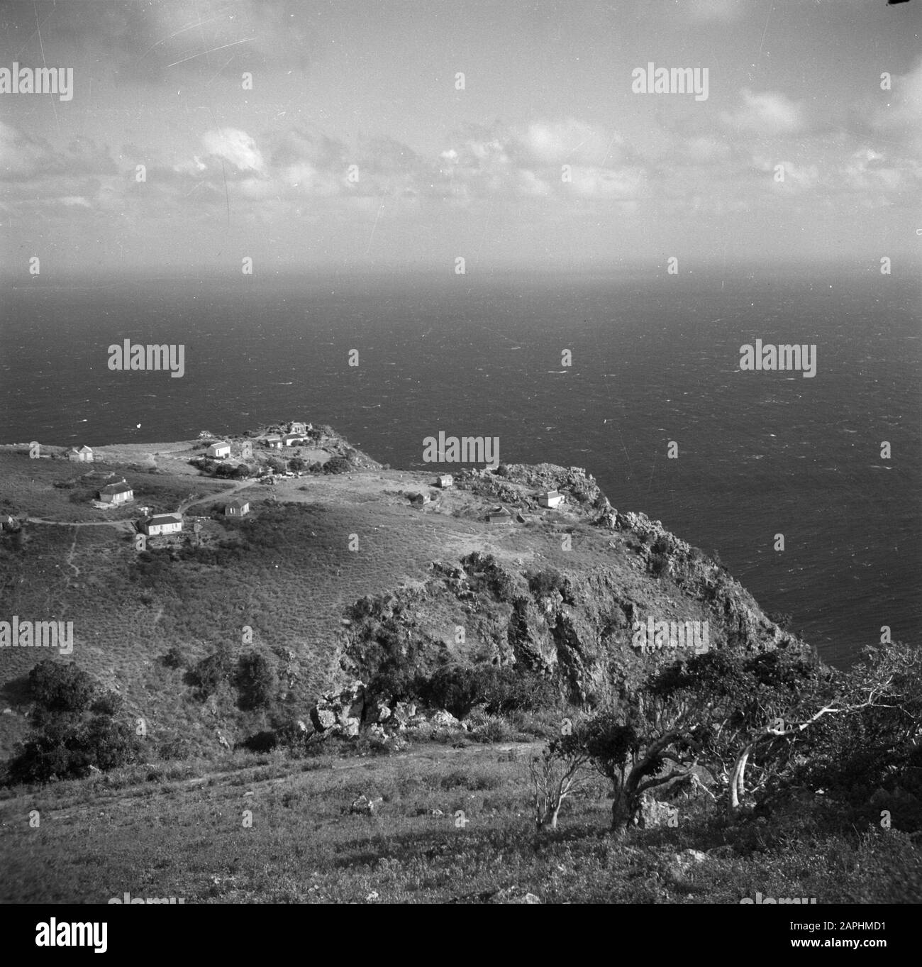 Reise nach Suriname und die niederländischen Antillen Beschreibung: Die Küste von Saba am hell's Gate Datum: 1947 Ort: Niederländische Antillen, Saba Schlüsselwörter: Küsten, Landschaften Stockfoto