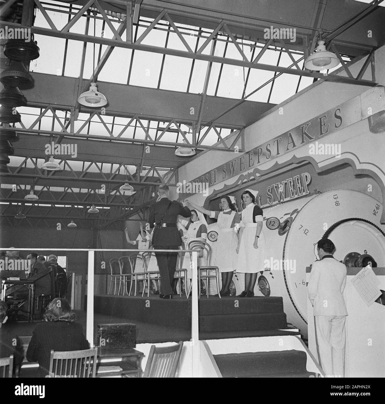 Beschreibung von Dublin: Die Lotterietickets der irischen Krankenhäuser werden vom polizeiassistenten abgeholt Datum: 1946 Ort: Dublin, Irland Stichwörter: Lotterien, Krankenschwestern Stockfoto