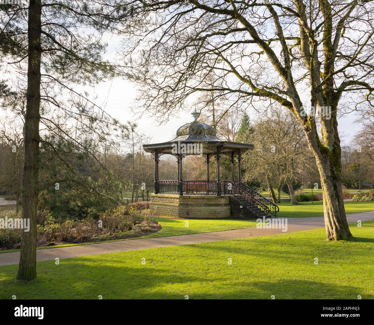 Buxton, Derbyshire, Peak District, Großbritannien: Der viktorianische Don Redfern Bandstand in den Pavilion Gardens wird von lokalen Blaskapellen genutzt. Stockfoto
