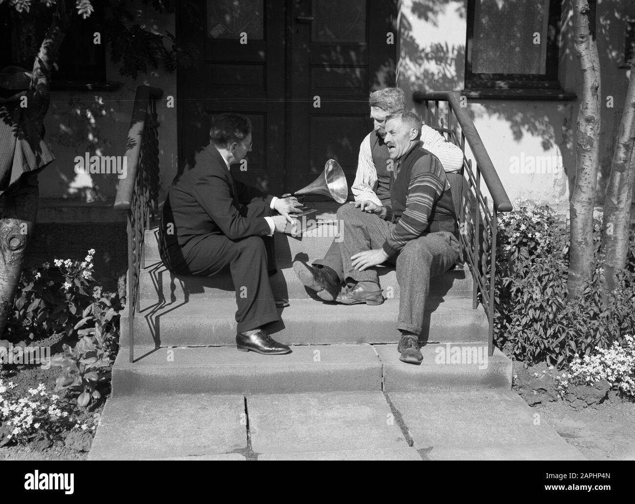 Beschreibung von Island: Der Musikwissenschaftler Jón Leifs nimmt alte Volkslieder auf. Zwei ältere isländische Männer, Björn Friðriksson og Jósep Húnfjörð, singen ein Lied für das Horn von Leifs Aufnahmegerät Datum: 1934 Ort: Island Schlüsselwörter: Musik, Musikaufnahmen, Treppen, Folkkultur, Sänger persönlicher Name: Leifs, Jon Stockfoto