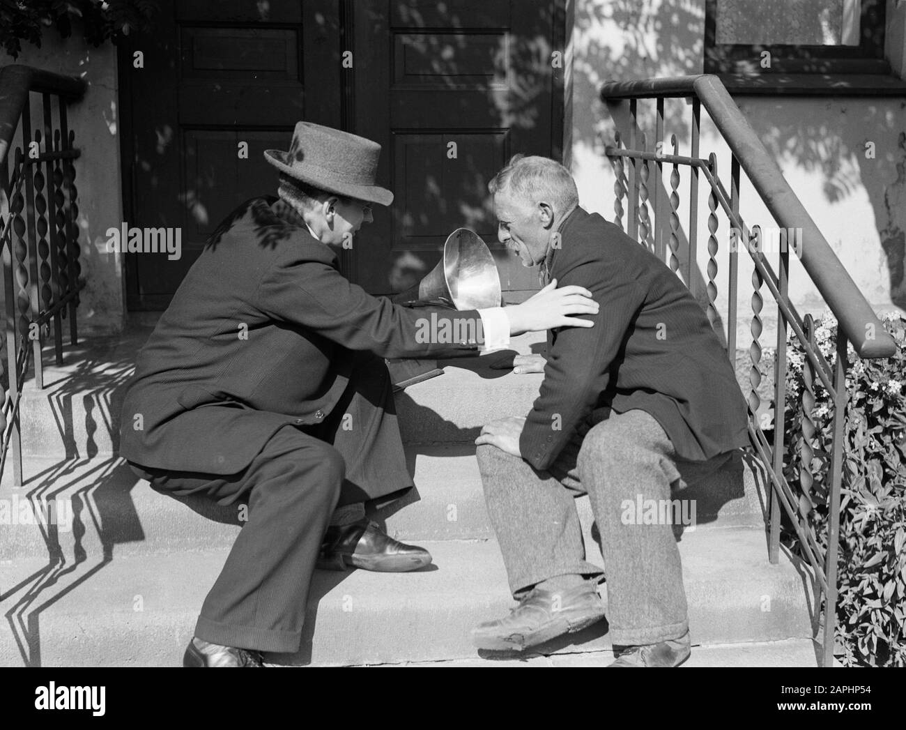 Beschreibung von Island: Der Musikwissenschaftler Jón Leifs nimmt alte Volkslieder auf. Ein älterer Isländer singt ein Lied für das Horn von Leifs Aufnahmegerät Datum: 1934 Ort: Island Schlagwörter: Musik, Musikaufnahmen, Treppen, Folkkultur, Sänger Personenname: Leifs, Jon Stockfoto