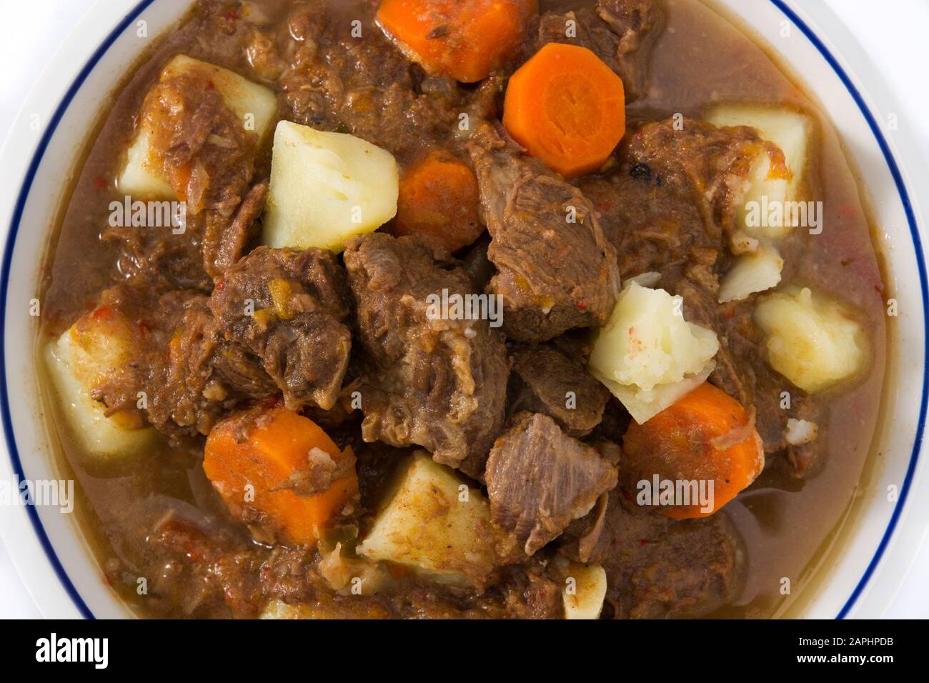 Irisches Rindfleisch Eintopf mit Möhren und Kartoffeln auf weißem Hintergrund. Nahaufnahme Stockfoto