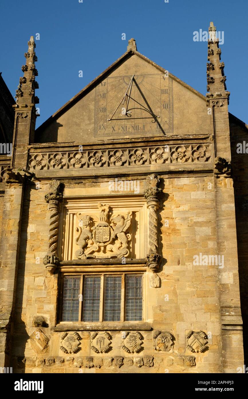 In der Nähe von Sherbourne, einer kleinen Marktstadt in West Dorset UK, befindet sich das Sun Dial auf der Seite der Abbey. Stockfoto