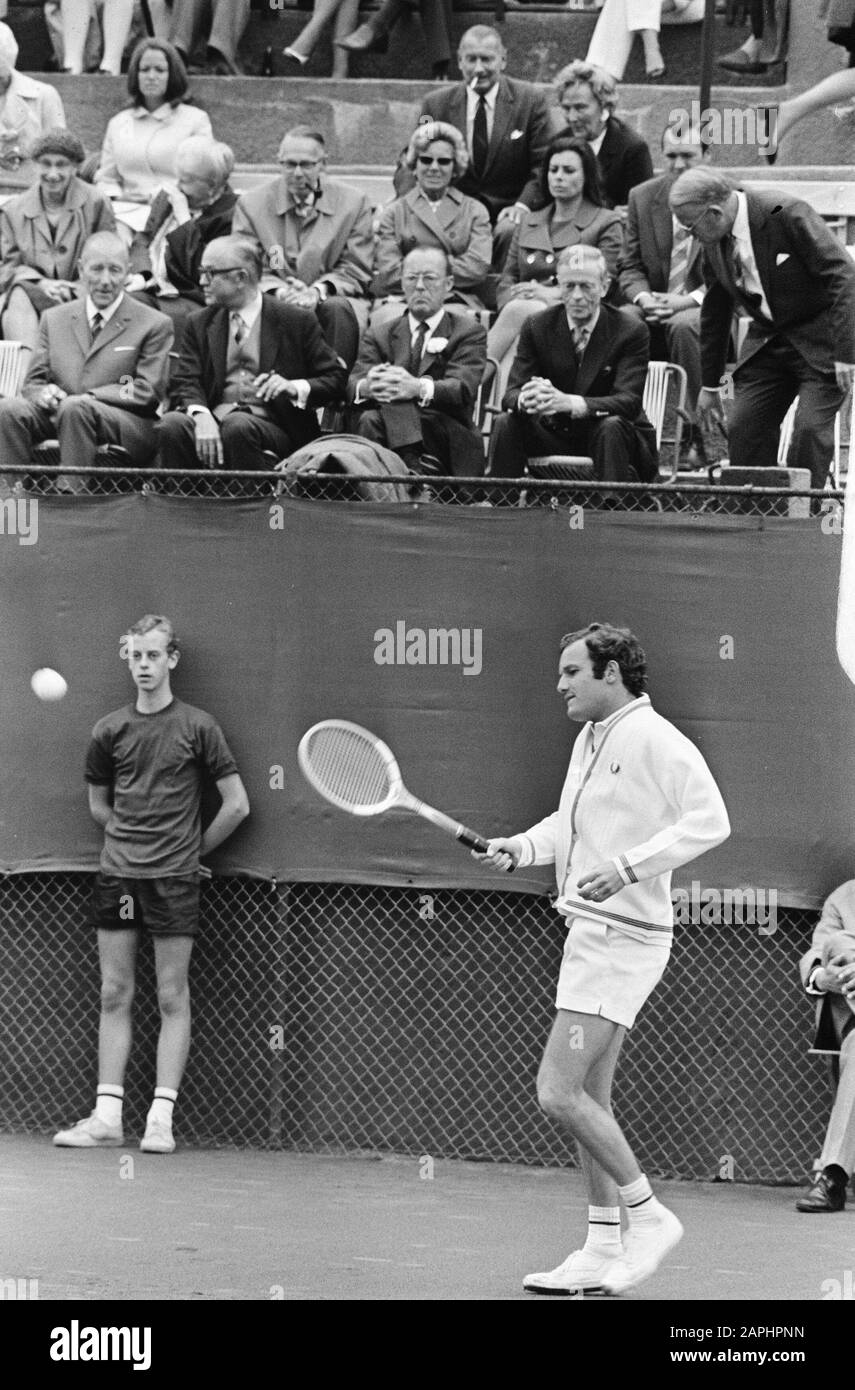 Tennistoernooi bei MWTS-Gerichten in Scheveningen; NR. 16, 17: Okkker in Aktion; NR. 18: Rosewall in Aktion Beschreibung: Der niederländische Tennisprofi Tom Okker in Aktion Anmerkung: NR. 16, 17: Oker in Aktion; NR. 18: Rosewall in Aktion Datum: 5. Juli 1970 Ort: Scheveningen, Zuid-Holland Schlüsselwörter: Tennis, Turniere persönlicher Name: Okker, Tom Stockfoto