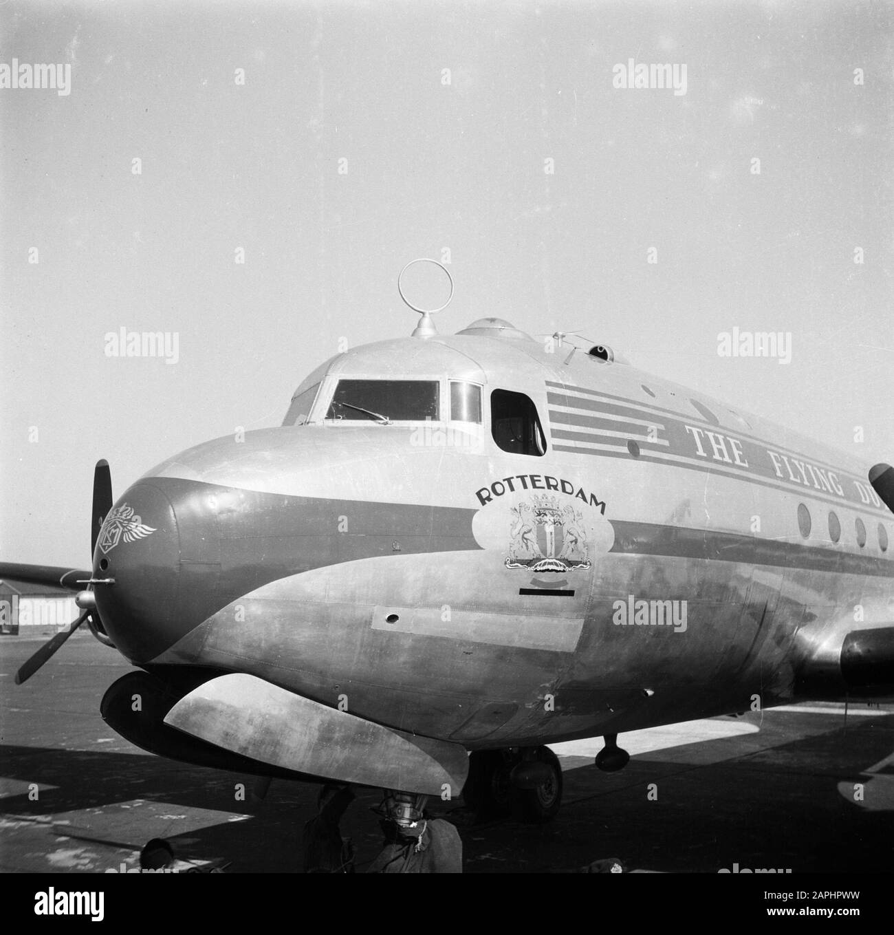 KLM getauft Douglas DC-4 Rotterdam Beschreibung: Der neu getaufte KLM DC 4 Skymaster Rotterdam auf dem Flughafen Schiphol. Der erste operative Flug der Rotterdamer wird von dem Kommandanten Evert van Dijk von Amsterdam nach New York Datum: 9. Mai 1946 Ort: Amsterdam, New York (Stadt), Nordholland, Schiphol Schlüsselwörter: Taufe, Flugzeug, Flugplätze persönlicher Name: Dijk, Evert des Organnamens Schiphol geleitet Stockfoto