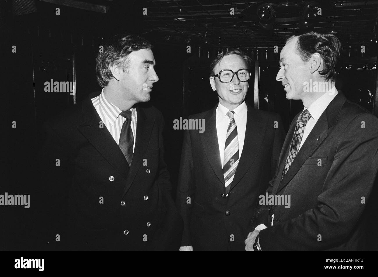 KVp-parteirat in Hilversum Beschreibung: Der neue KVP-Parteivorsitzende Van Zeil (Mitte), AR-Vorsitzende de Boer (l) und der rechte CHU-Vorsitzende Van Leeuwen (r) Datum: 10. November 1979 Ort: Hilversum, Noord-Holland Schlüsselwörter: Politische Parteien, Treffen, Vorsitzende persönlicher Name: Bauer, Hans de, Löwen, Luck van, Zeil, H. van van Piet Stockfoto