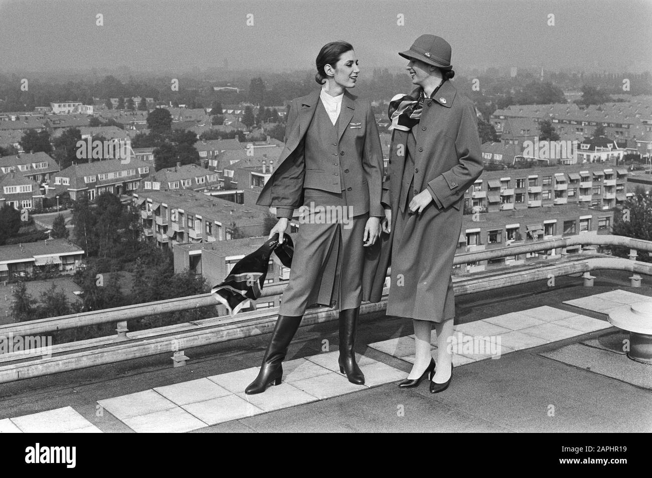 Präsentation der neuen Uniformen von Boden- und Luftpersonal der KLM, entworfen vom französischen Modehaus Nina Ricci Beschreibung: Die neuen KLM-Uniformen für Boden- und Luftpersonal, die vom französischen Modehaus Nina Ricci entworfen wurden, werden von französischen Mannequins vorgestellt Datum: 10. September 1981 Schlüsselwörter: Fotomodelle, Fluggesellschaften, Modehäuser, Uniformen Stockfoto