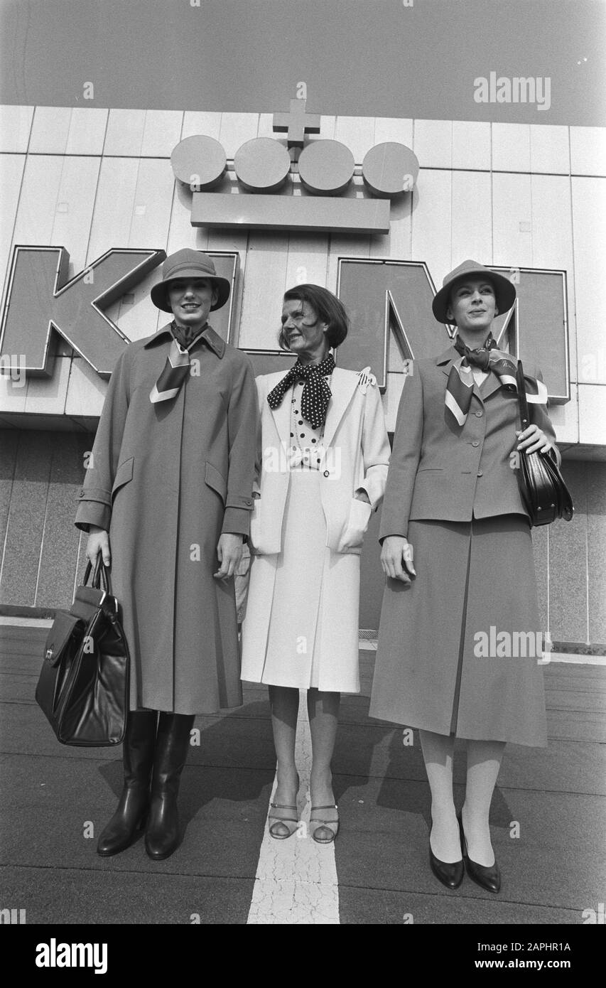 Präsentation der neuen Uniformen von Boden- und Luftpersonal der KLM, entworfen vom französischen Modehaus Nina Ricci Beschreibung: Die neuen KLM-Uniformen für Boden- und Luftpersonal, die vom französischen Modehaus Nina Ricci entworfen wurden, werden von französischen Mannequins vorgestellt Datum: 10. September 1981 Schlüsselwörter: Fotomodelle, Fluggesellschaften, Modehäuser, Uniformen Stockfoto