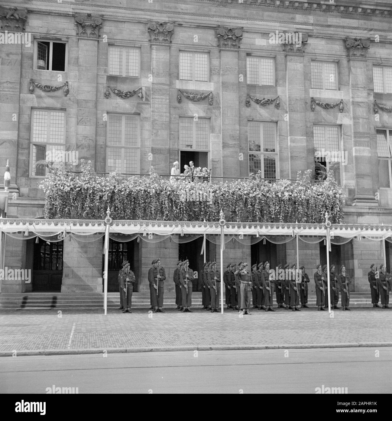 Abstand vom Thron der Königin Wilhelmina Beschreibung: Die neue Königin mit ihrer Familie auf dem Balkon, nachdem Prinzessin Wilhelmina sich zurückgezogen hat Datum: 4. September 1948 Ort: Amsterdam, Noord-Holland Schlagwörter: Widmungen, Balkone, Königinnen, Königshaus, Militär, Paläste, Fürsten, Prinzessinnen persönlicher Name: Beatrix, Prinzessin, Bernhard, Prinz, Irene, Prinzessin, Juliana, Königin, Daisy, Prinzessin Stockfoto