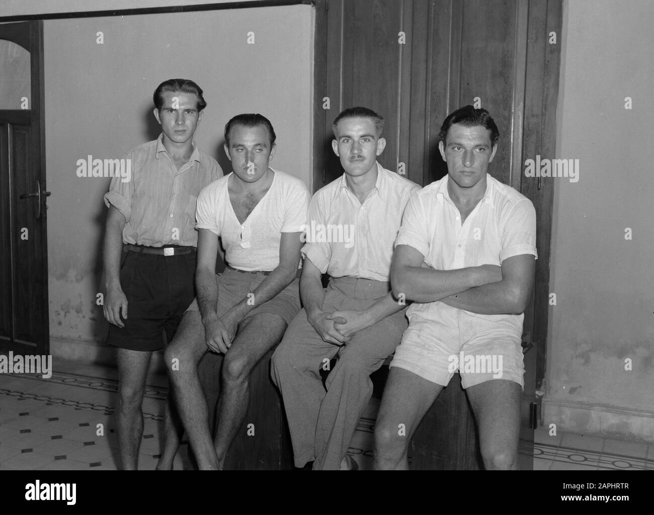 Kriegsgefangene Deutsche; chinesische Gemeinschaft auf II-5 RI verschenken; Mord auf Ledok (Pasuruan); Bronze-Kreuz Dr. Diehl und Sg. W. de Lima Surabaya Beschreibung: Die Deutschen gefangen genommen bei Nongkodjadschar (Ostjava). Anmerkung: DJK. Diese Deutschen stammten aus der Kriegsmarine. U-Boat-Besatzungen, die unmittelbar nach dem Krieg auch japanische Internierungslager bewachten!. Laut Zeitungsberichten wurden sie am 6. September abgehalten und waren 5 oder 6 in der Zahl (in den Beiträgen werden unterschiedliche Zahlen genannt) Datum: September 1947 Ort: Indonesien, Niederländisch-Ostindien Stockfoto